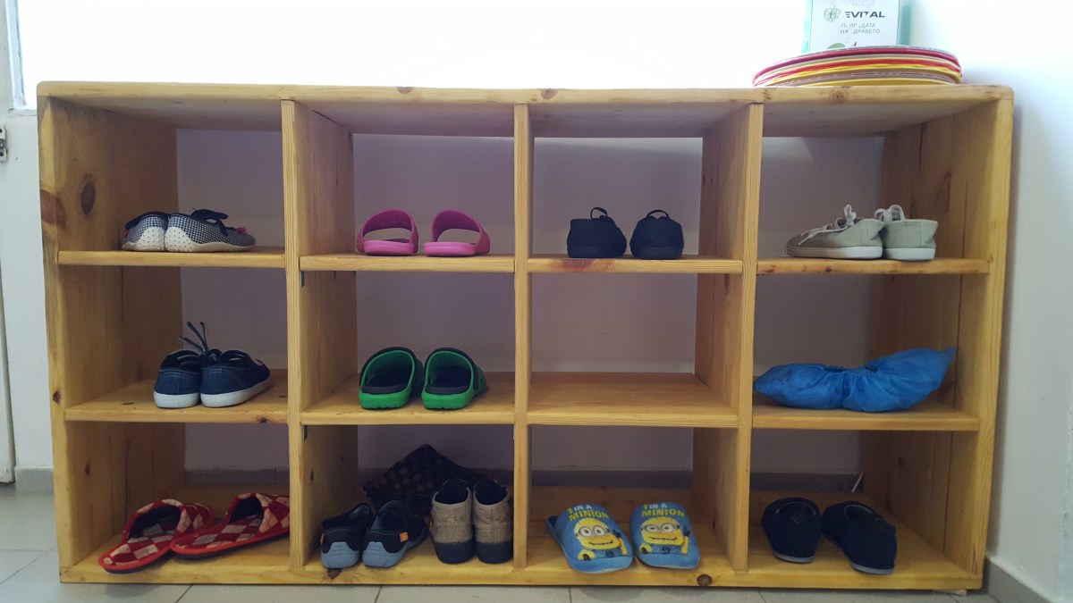 Снимки и видео на занималня "Фантазия" - Място за обувки