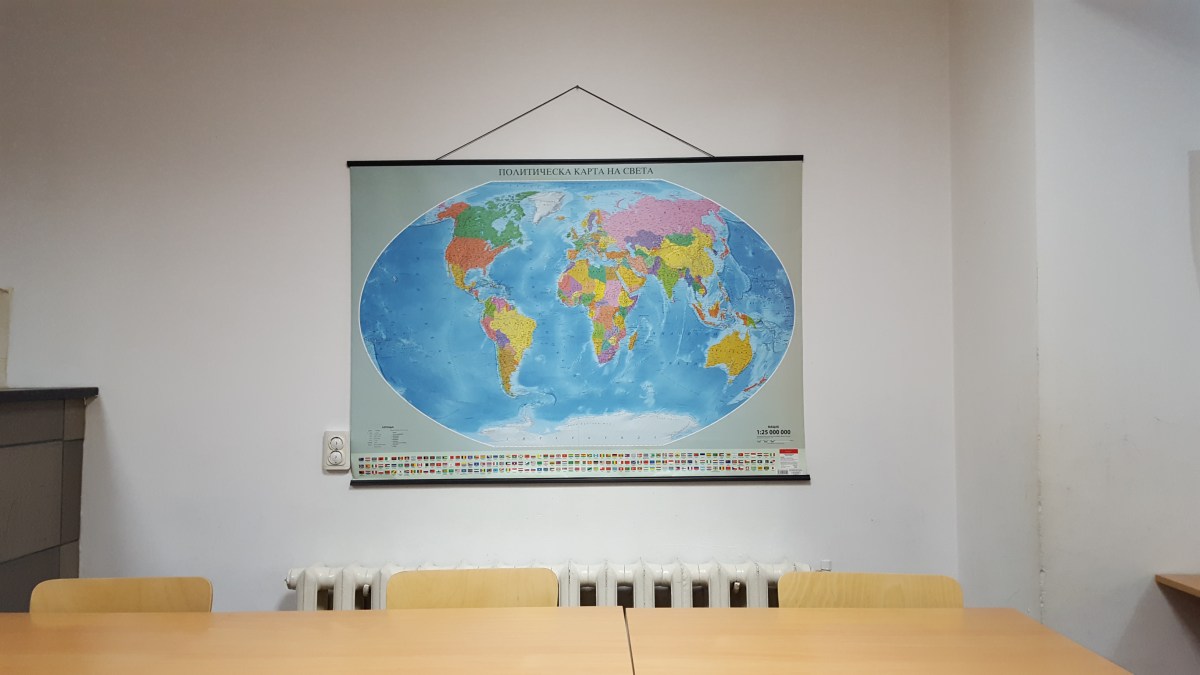 Снимки и видео на занималня "Фантазия" - Учебна стая с карта на света